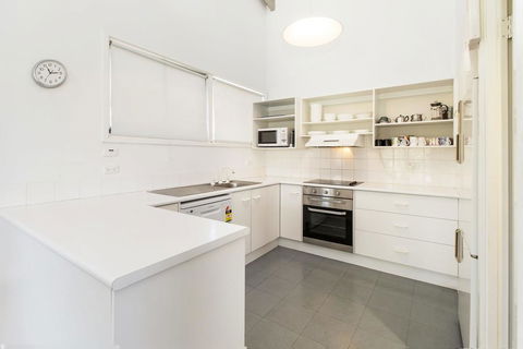 'Matilda' - Spacious & Centrally Located With Great Lake Views - Inverell Accommodation 3