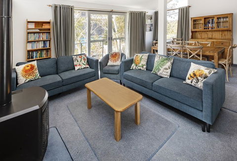 'Matilda' - Spacious & Centrally Located With Great Lake Views - Inverell Accommodation 1