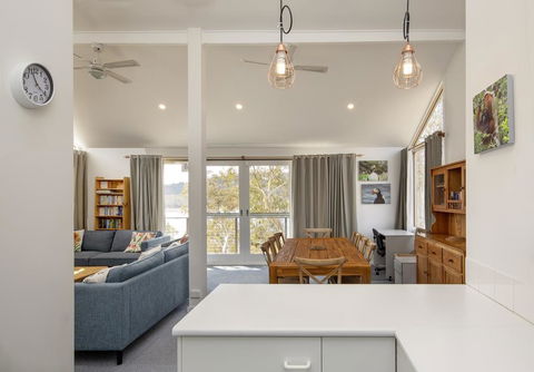 'Matilda' - Spacious & Centrally Located With Great Lake Views - Inverell Accommodation 2