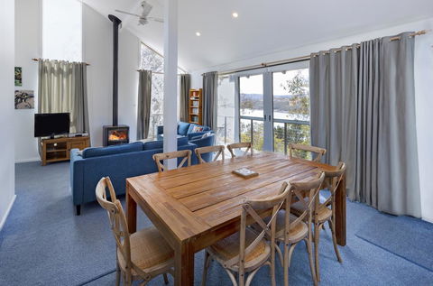 'Matilda' - Spacious & Centrally Located With Great Lake Views - Inverell Accommodation 0