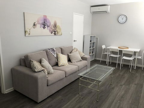 1 Bedroom Unit In Heart Of Elsternwick - Inverell Accommodation 0