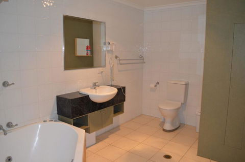 18 Lakeview Plaza - Inverell Accommodation 3