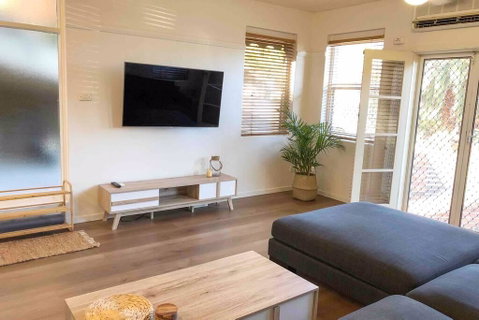 2 Bedroom, SHORT Walk To CBD,BEACH And DARBY ST - Inverell Accommodation 0
