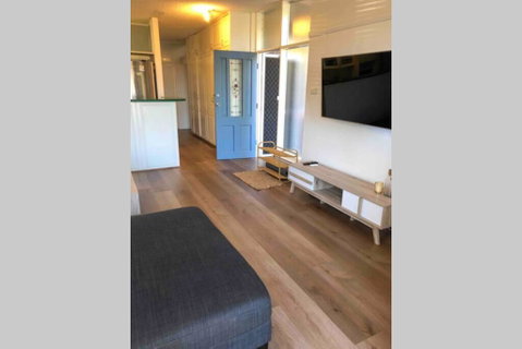2 Bedroom, SHORT Walk To CBD,BEACH And DARBY ST - Inverell Accommodation 3