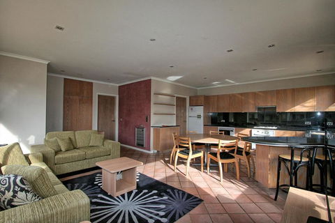 2 Munyang Street, Jindabyne - Inverell Accommodation 0