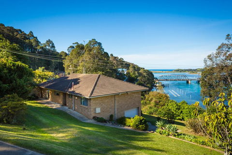 2 Water Crescent - Retro Haven - Inverell Accommodation 0