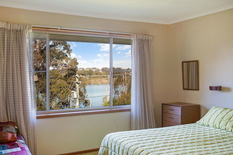 2 Water Crescent - Retro Haven - Inverell Accommodation 3