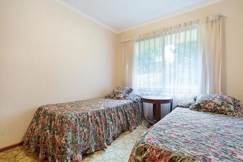 2 Water Crescent - Retro Haven - Inverell Accommodation 1