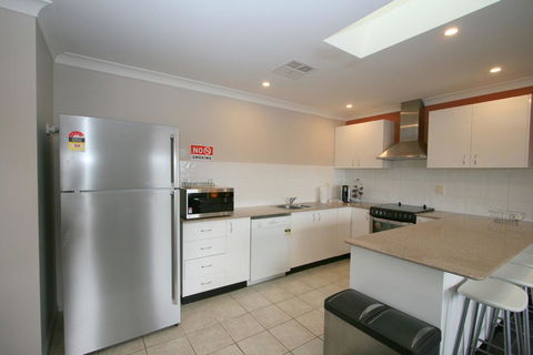 2/17 Jillamatong Street - Inverell Accommodation 2