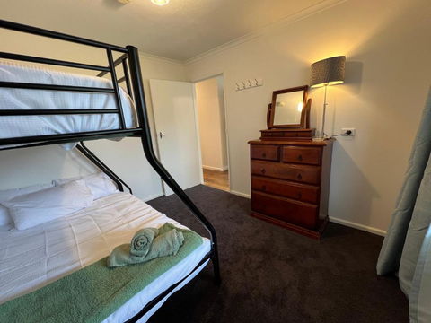 Curdies Getaway - Inverell Accommodation 2