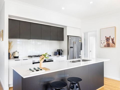 Cute 4BR Family Home In Calamvale - Inverell Accommodation 4