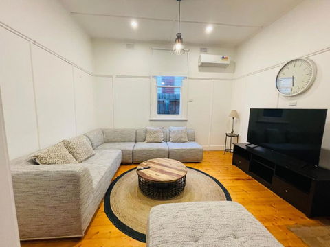 D114 Victorian Central Stay - Inverell Accommodation 0