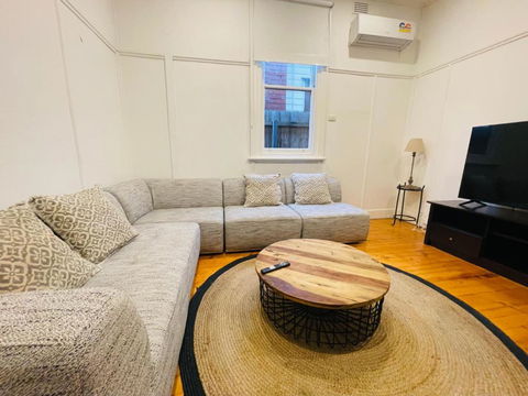 D114 Victorian Central Stay - Inverell Accommodation 2
