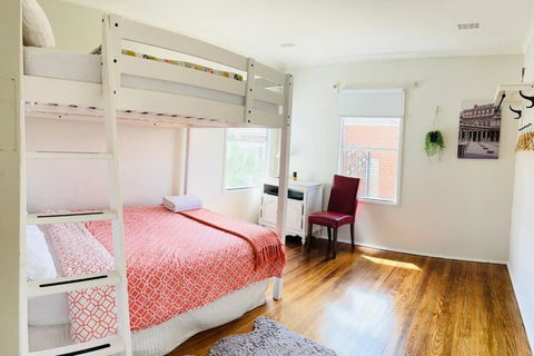 D122 Lovely London Home - Inverell Accommodation 4