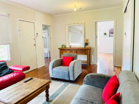 D122 Lovely London Home - Inverell Accommodation 0