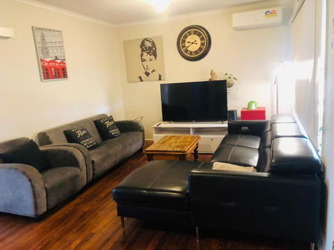 D122 Lovely London Home - Inverell Accommodation 2