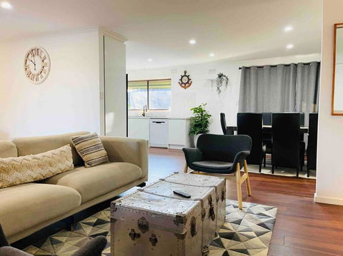D140 Keilor Down Vacation - Inverell Accommodation 0