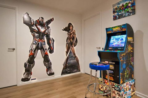 DC Vs Marvel Theme Ft Arcade Machine Pool Gym Sauna BBQ - Inverell Accommodation 2