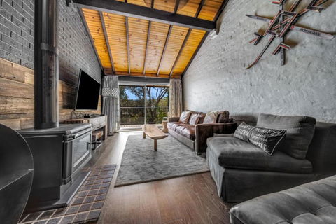 Deadwood Den - Luxurious 3BR Townhouse L Lake Views L Bath L WiFi - Inverell Accommodation 0