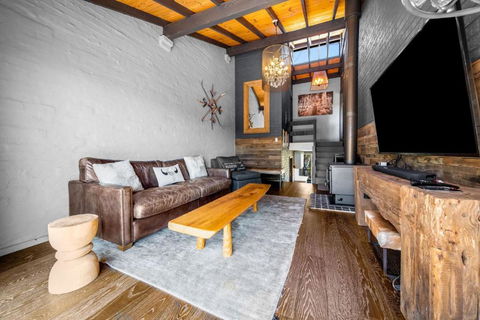 Deadwood Den - Luxurious 3BR Townhouse L Lake Views L Bath L WiFi - Inverell Accommodation 1