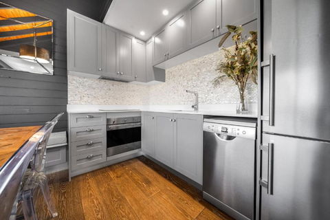 Deadwood Den - Luxurious 3BR Townhouse L Lake Views L Bath L WiFi - Inverell Accommodation 3