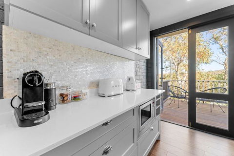 Deadwood Den - Luxurious 3BR Townhouse L Lake Views L Bath L WiFi - Inverell Accommodation 4