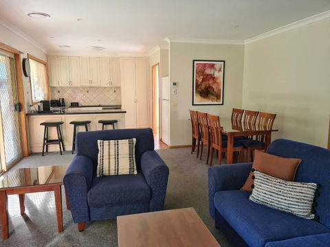 DELANY VILLAS BRIGHT - Spa Luxury On Delany Avenue - Inverell Accommodation 0
