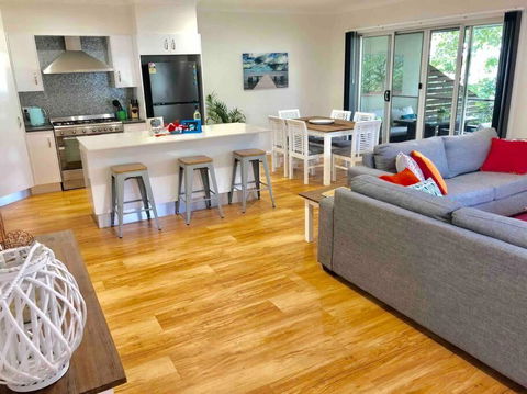DELUXE Escape! Central, NEW & Spacious 3 Bed - Inverell Accommodation 0