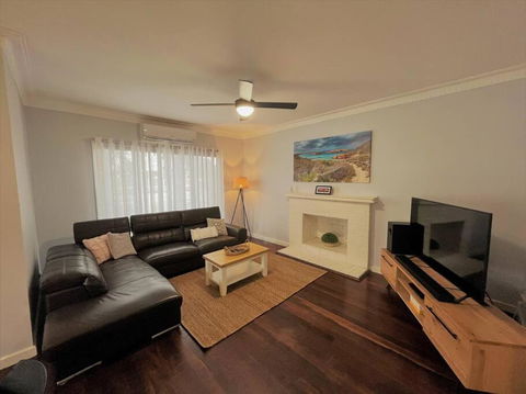 Dempster House - Inverell Accommodation 0