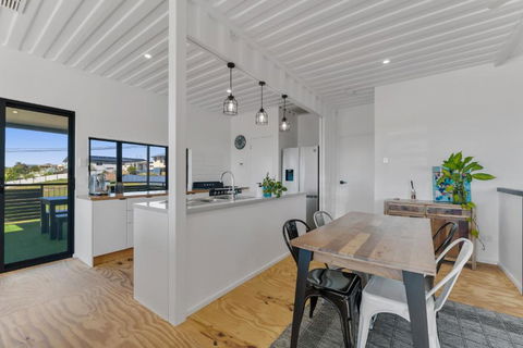 Designer Container Home With Amazing Island Views - Inverell Accommodation 4