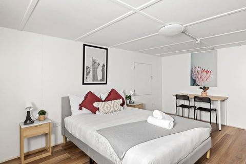 Detached Queen Room - Near Stations & Shops - Shared Bathroom - Inverell Accommodation 0