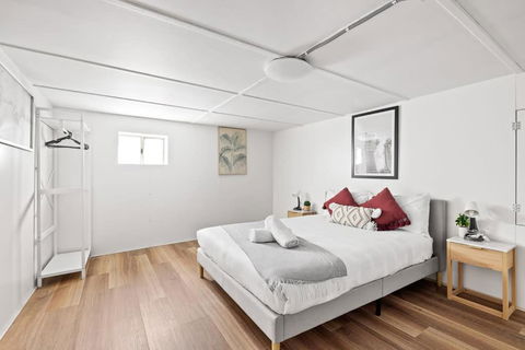 Detached Queen Room - Near Stations & Shops - Shared Bathroom - Inverell Accommodation 1