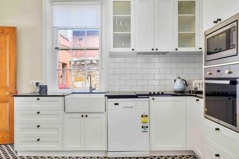 DeWitt Apartment - 3 Red Doors Battery Point - Inverell Accommodation 1