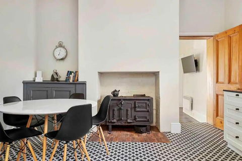 DeWitt Apartment - 3 Red Doors Battery Point - Inverell Accommodation 2