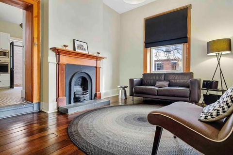 DeWitt Apartment - 3 Red Doors Battery Point - Inverell Accommodation 3