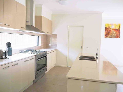 4 Bed 2 And A Half Bath Luxury Villa In Point Cook - Inverell Accommodation 2