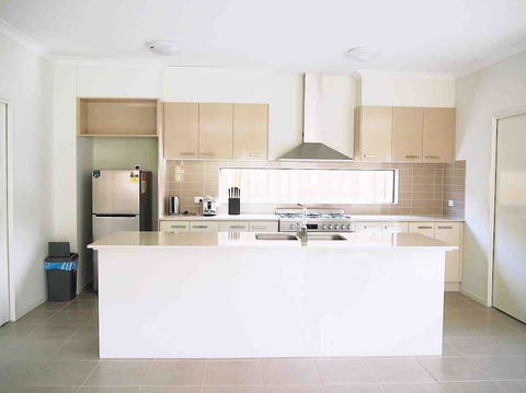 4 Bed 2 And A Half Bath Luxury Villa In Point Cook - Inverell Accommodation 1