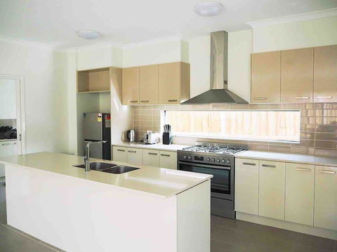 4 Bed 2 And A Half Bath Luxury Villa In Point Cook - Inverell Accommodation 3