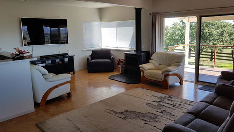 505 CONROD STRAIGHT MOUNT PANORAMA - Inverell Accommodation 3