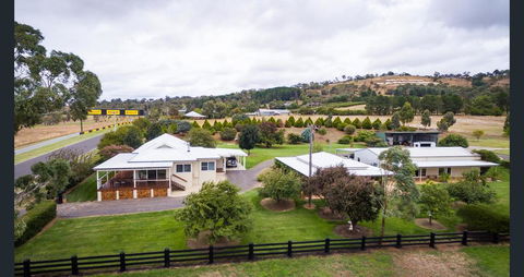 505 CONROD STRAIGHT MOUNT PANORAMA - Inverell Accommodation 1