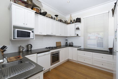 Abaleen House - Inverell Accommodation 2