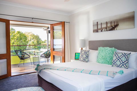Absolute Lakefront - Port Douglas - Inverell Accommodation 3