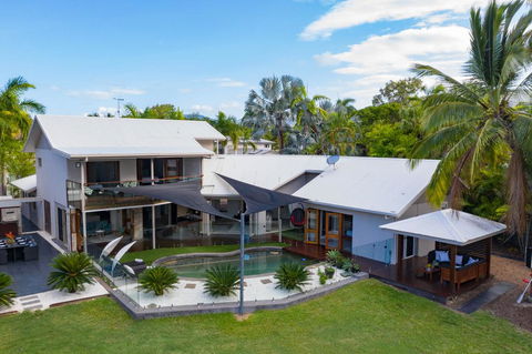 Absolute Lakefront - Port Douglas - Inverell Accommodation 1