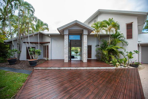Absolute Lakefront - Port Douglas - Inverell Accommodation 2