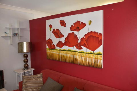 Entire Family Home With Private Pool - Inverell Accommodation 3