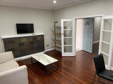 Executive Central Home - Inverell Accommodation 3