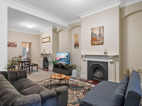 Fancy 4 BR House With Parking - ICC&Darling Harbour-8 Mins Walk - Inverell Accommodation 0