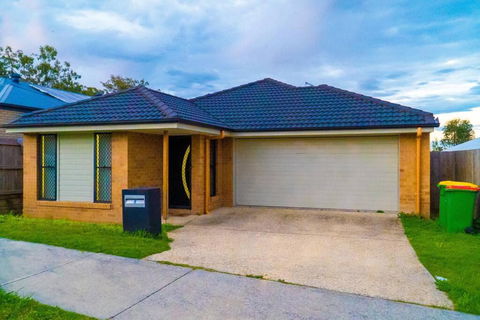 Family Home With Free Parking Close To Everything - Inverell Accommodation 0