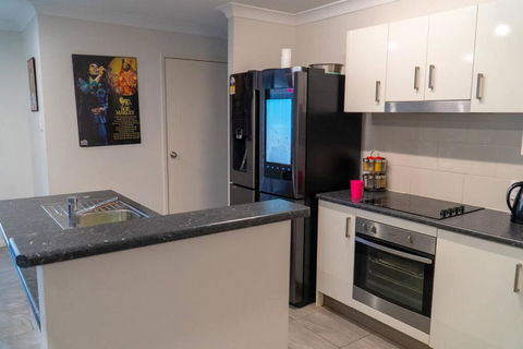 Family Home With Free Parking Close To Everything - Inverell Accommodation 3