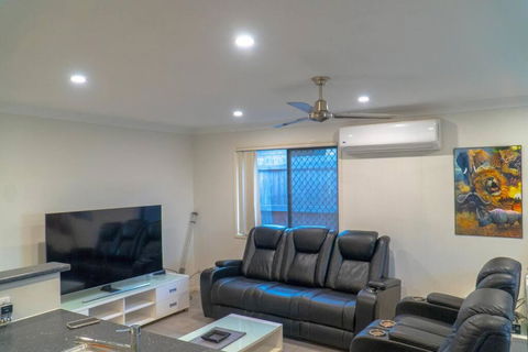 Family Home With Free Parking Close To Everything - Inverell Accommodation 4